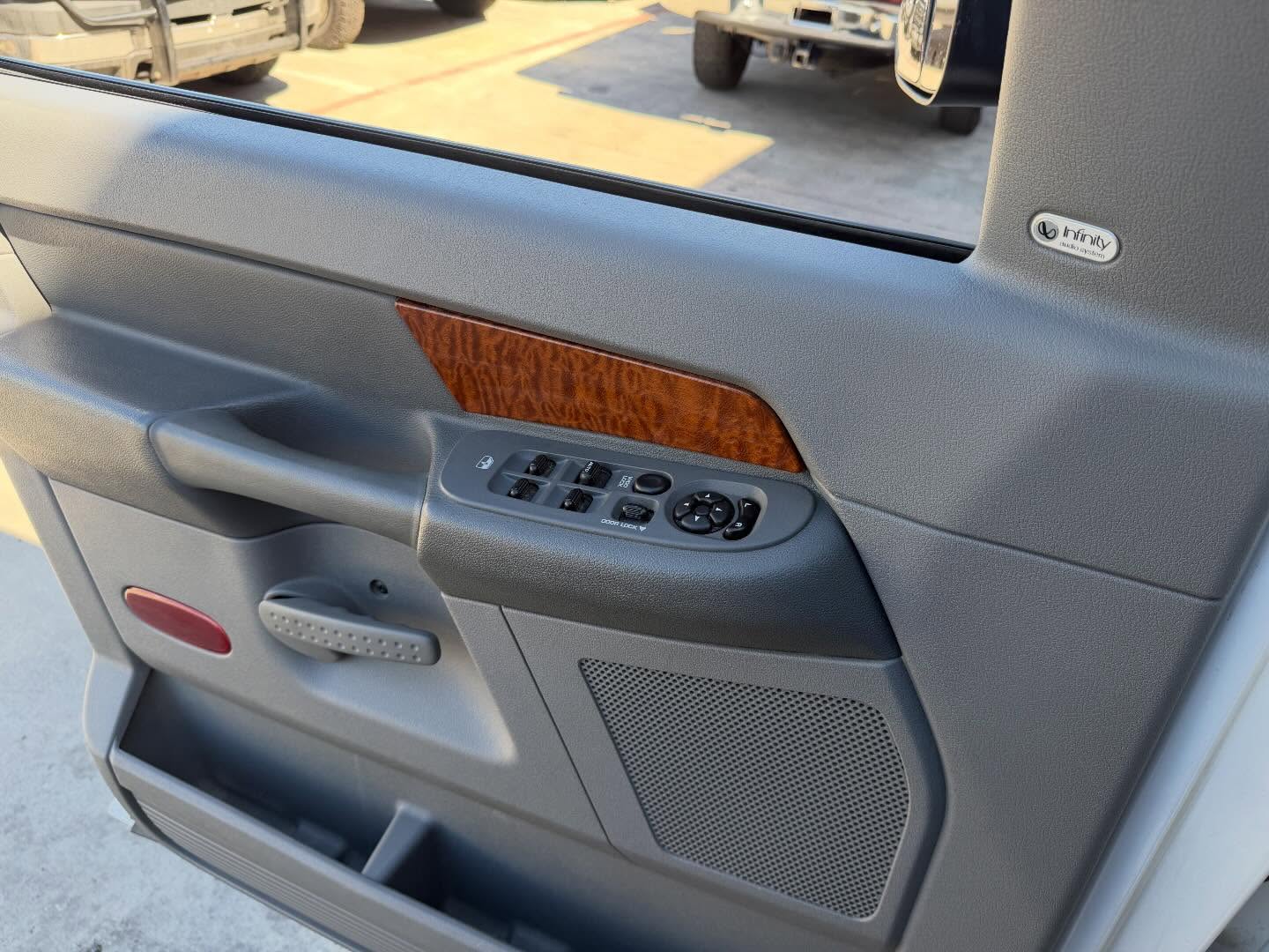 Ram 350 SLT additional